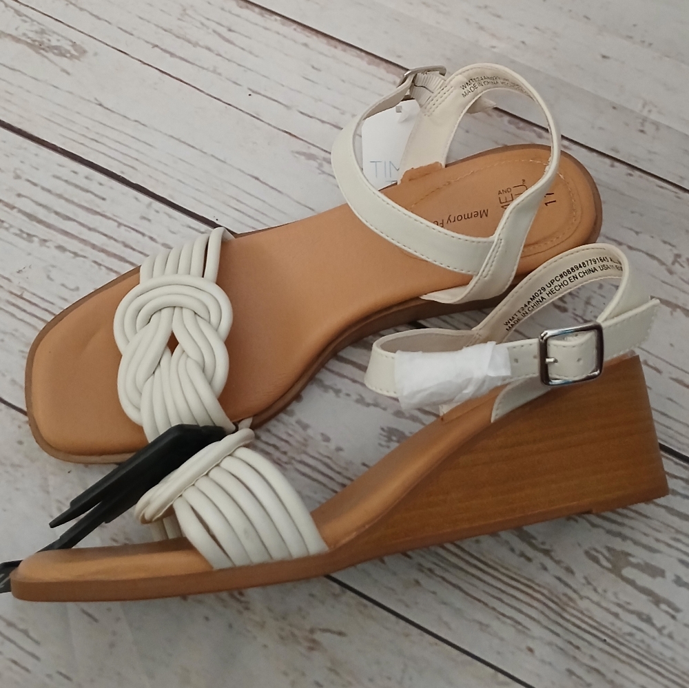 Time and Tru women's vinyl knot wedge sandals Bone size 11